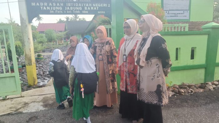 Majelis Guru MIN 2 Tanjung Jabung Barat Sambut Murid dengan Solawat dan Lagu Islami