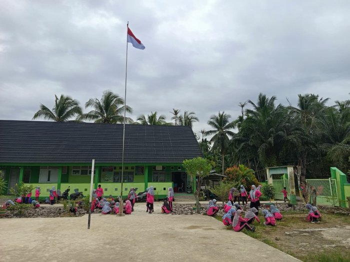 Siswa MIN 2 Tanjung Jabung Barat Gelar Aksi Bersih Menyambut Ramadan