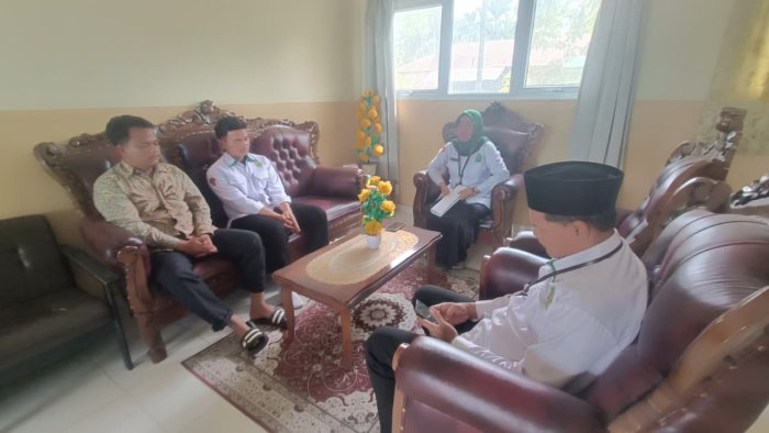 Kepala MIN 2 Tanjung Jabung Barat Berikan Pembinaan Job Desk kepada Tenaga Keamanan dan Kebersihan