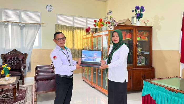 MIN 2 Tanjung Jabung Barat Serahkan Laptop untuk Administrasi