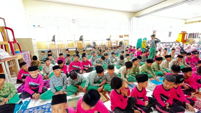 Siswa MIN 2 Tanjung Jabung Barat Laksanakan Sholat Dhuha di Dalam Ruangan