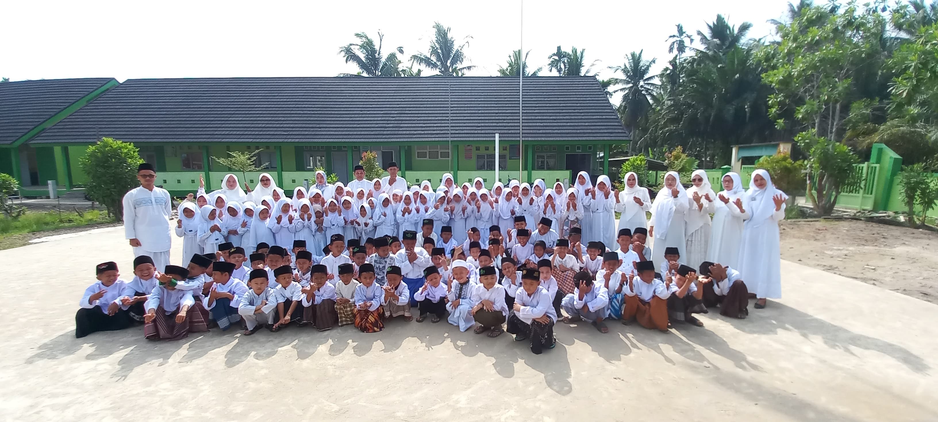 SEMARAK HARI SANTRI DI MIN 2 TANJUNG JABUNG BARAT