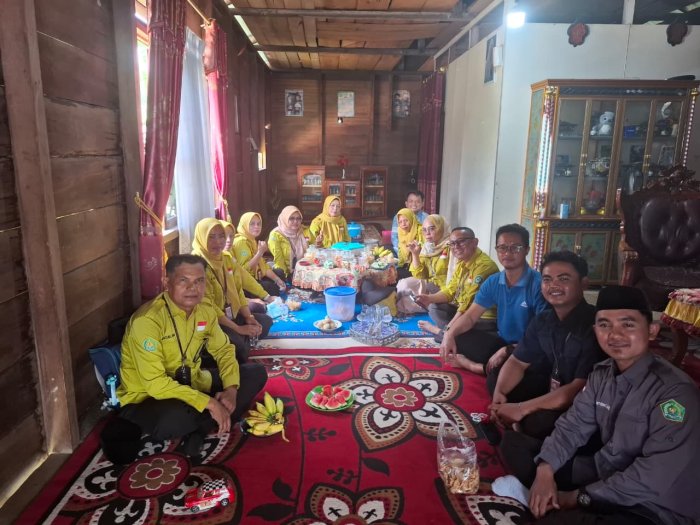 Guru MIN 2 Tanjung Jabung Barat Kunjungi Guru Senior