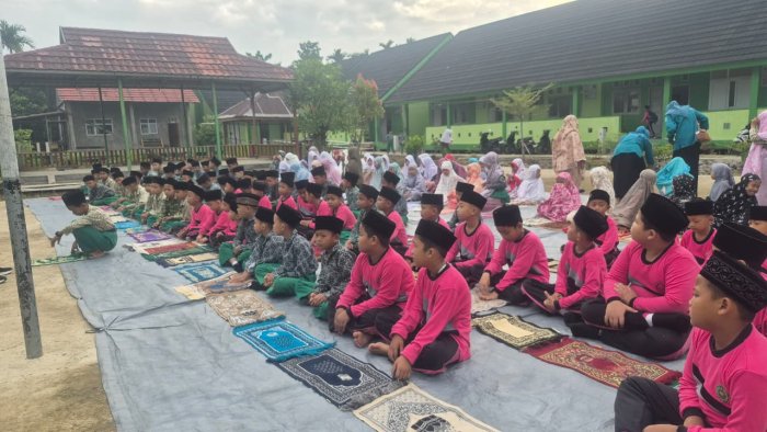 Siswa MIN 2 Tanjung Jabung Barat Awali Sekolah dengan Sholat Dhuha