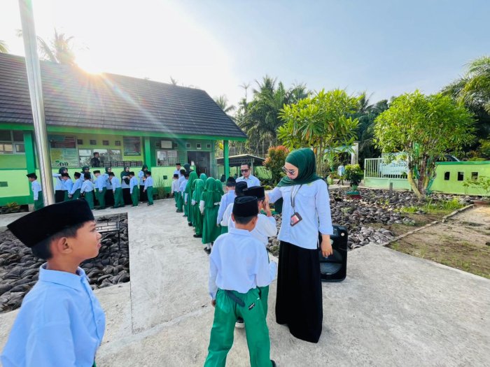 Tradisi Bersalaman Pagi di MIN 2 Tanjung Jabung Barat