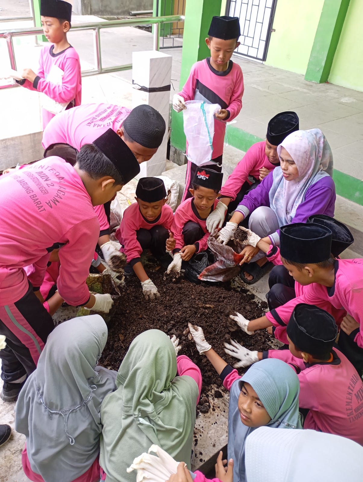 MIN 2 TANJUNG JABUNG BARAT TERAPKAN HIDUP SEHAT DENGAN MENGOLAH LIMBAH SAMPAH
