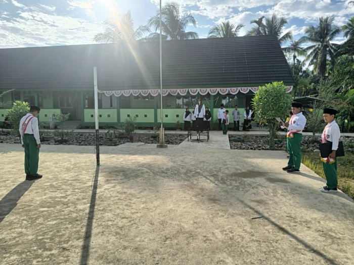 MIN 2 Tanjung Jabung Barat Gelar Upacara Bendera Rutin