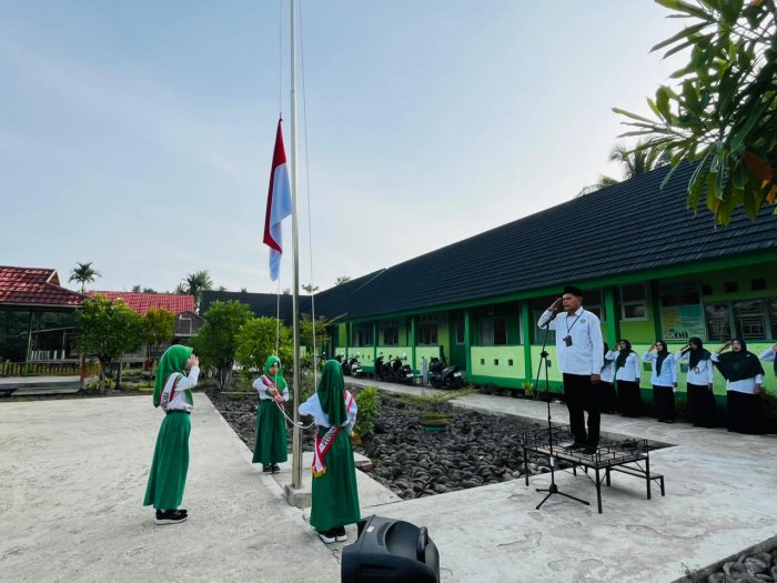 Amanat dalam Upacara Bendera Pagi Senin, Pembina berpesan khusus untuk kelas VI