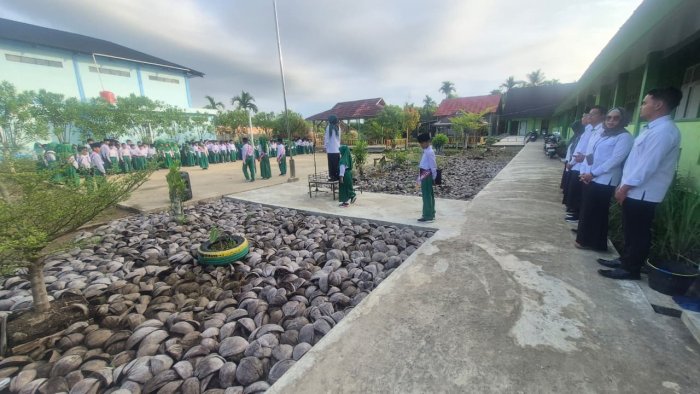 Upacara Bendera MIN 2 Tanjung Jabung Barat Tanamkan Disiplin