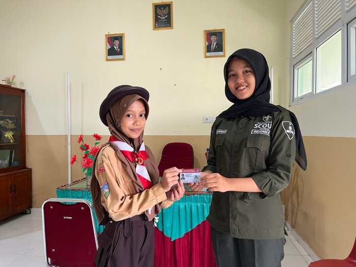 Jelang Jambore Ranting, DKR Pengabuan Serahkan KTA Siaga MIN 2 Tanjung Jabung Barat