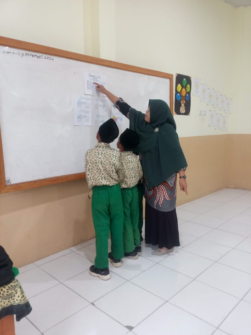 BELAJAR LITERASI SAIN, MENGAMATI dan MENJELASKAN ULANG 