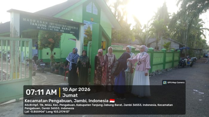 Guru MIN 2 Tanjung Jabung Barat Sambut Siswa Pagi Hari