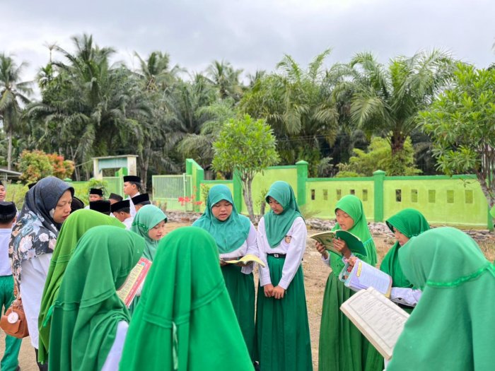 Tetap Semangat di Bawah Terik Matahari, Siswa MIN 2 Tanjung Jabung Barat Laksanakan Hafalan Juz 30