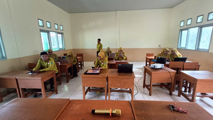 Guru MIN 2 Tanjung Jabung Barat Laksanakan Kelompok Belajar Guru