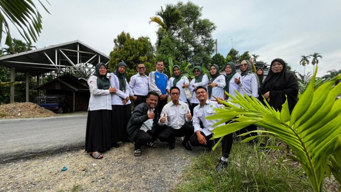 Majelis Guru MIN 2 Tanjab Barat Jalin Silaturahmi ke Rumah Guru