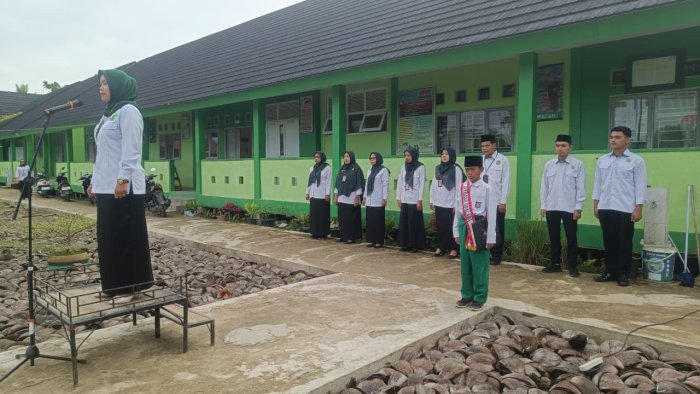 MIN 2 Tanjung Jabung Barat Gelar Upacara Bendera Semester II