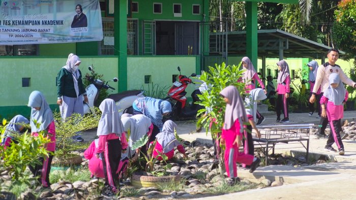 Semangat Gotong Royong Warnai Kegiatan Sabtu Bersih di MIN 2 Tanjung Jabung Barat