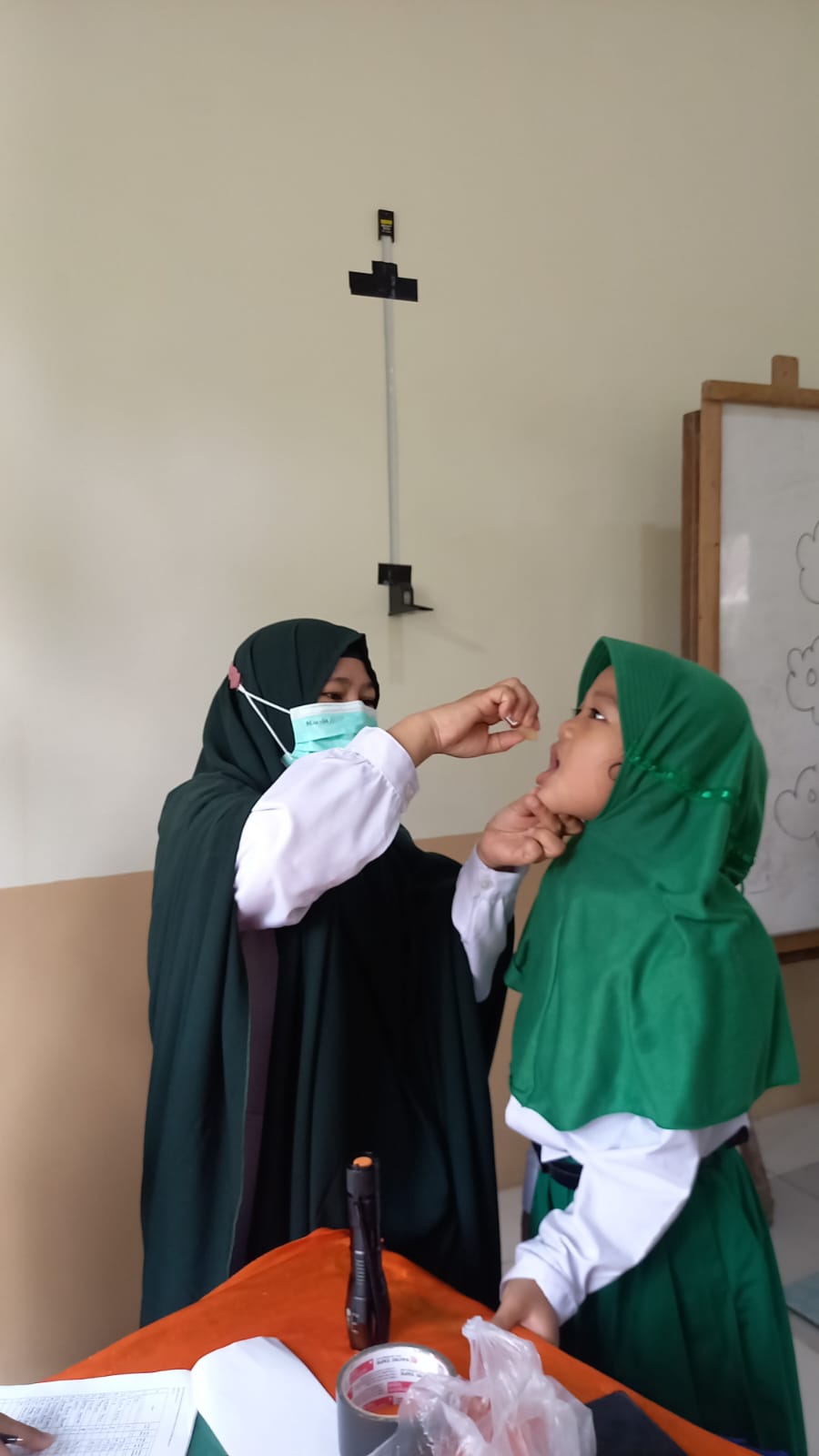 CEGAH PENULARAN, MIN 2 TANJUNG JABUNG BARAT JADI SASARAN VAKSINASI POLIO